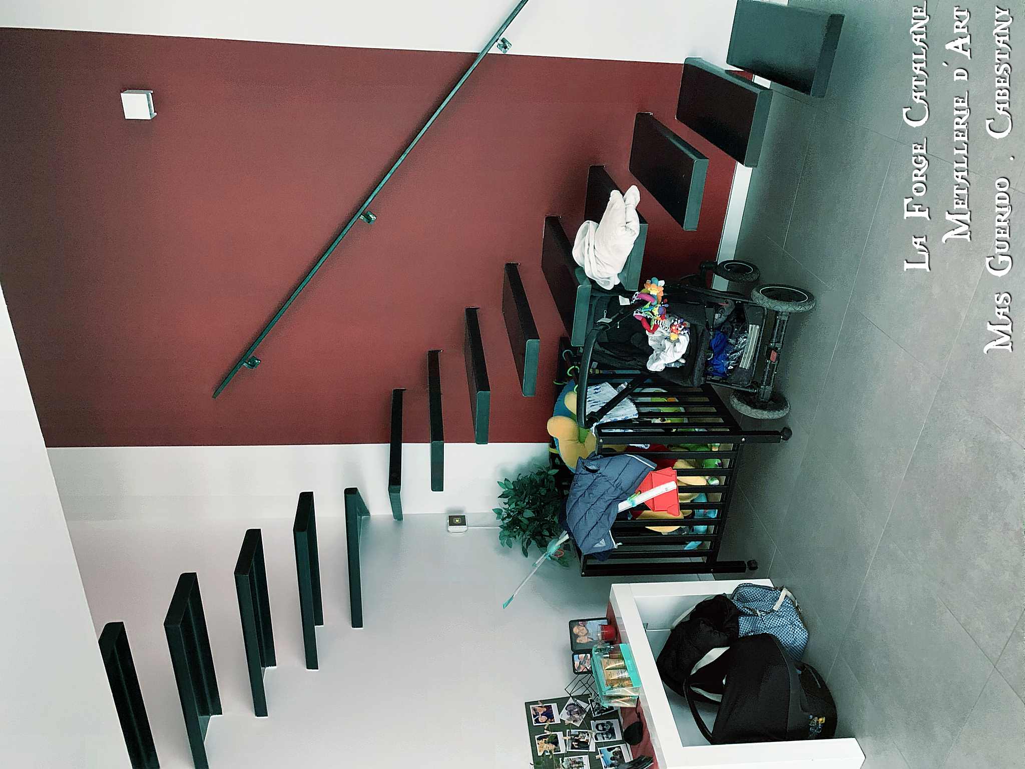 escalier suspendu main courante en tube forge catalane.jpg